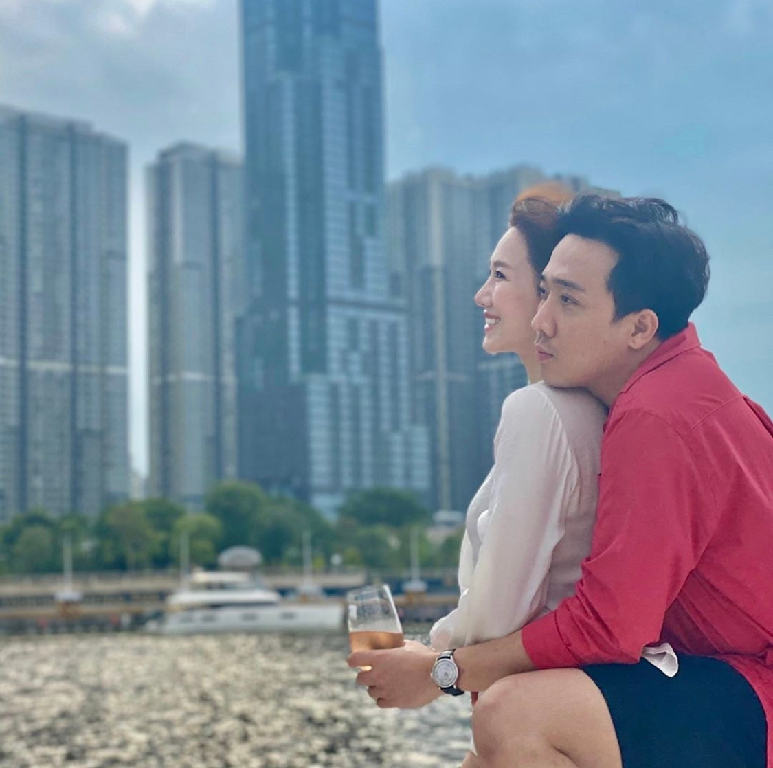 Sao Việt 22/9: Trấn Thành tình tứ ôm bà xã Hari Won bên bờ sông Sài Gòn. Nam MC đưa vợ đi dạo, nạp năng lượng để tuần làm việc mới hiệu quả hơn.