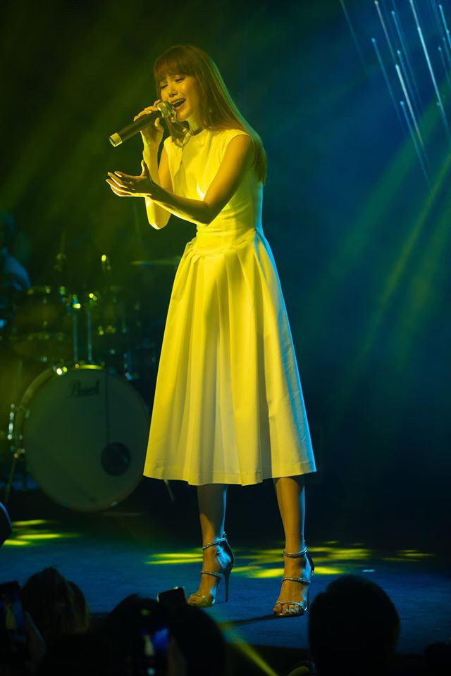 Năm 2008, Minh Hằng ra mắt album đầu tay "Một vòng trái đất" và tạo được tiếng vang. Đây cũng là tên bài hit của Minh Hằng được nhiều khán giả yêu thích.