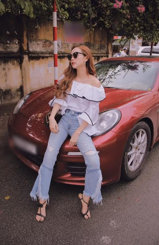 Cùng với biệt thự, Minh Hằng còn tậu xế sang. Cô khẳng định tự mua xe bằng số tiền tích cóp sau nhiều năm hoạt động nghệ thuật.