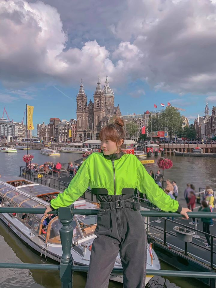 Ngoài ra, Minh Hằng còn sở hữu nhiều món đồ hàng hiệu đắt giá. Nữ ca sĩ sinh năm 1987 cũng thường xuyên đi du lịch khắp nơi.