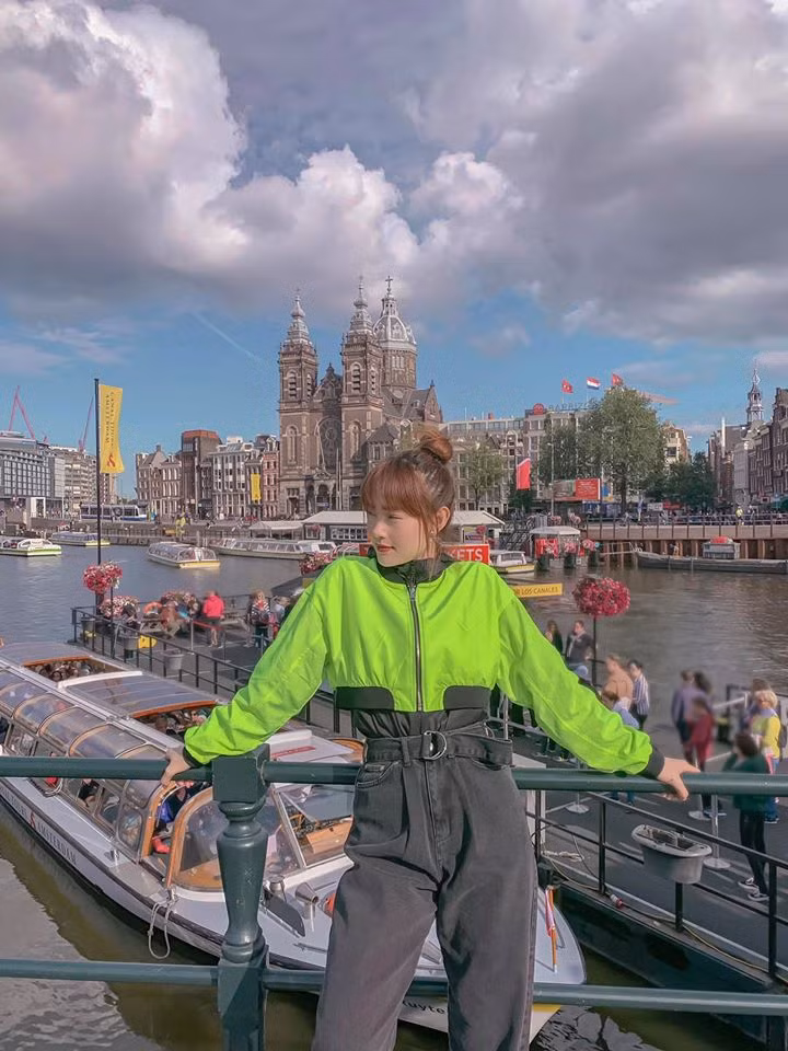 Ngoài ra, Minh Hằng còn sở hữu nhiều món đồ hàng hiệu đắt giá. Nữ ca sĩ sinh năm 1987 cũng thường xuyên đi du lịch khắp nơi.