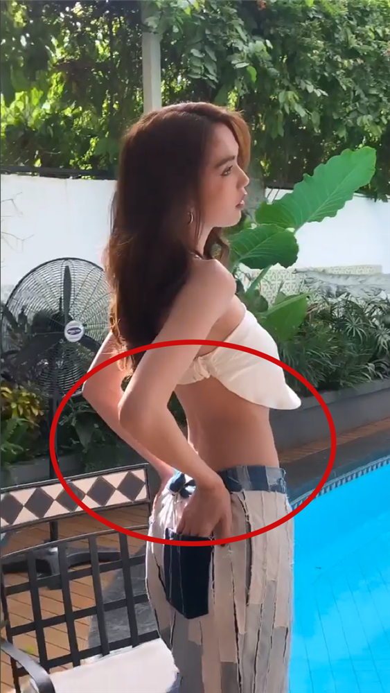 Ngọc Trinh mặc áo quây dáng yếm với quần bò vừa thụng vừa rách nhưng chiếc quần chỉ chực tuột vì vòng 2 của Ngọc Trinh quá nhỏ. Stylist đành phải "chữa cháy" bằng cách buộc túm lại phía sau. Mặc dù đã cố gắng pose dáng tạo đường cong nhưng vì quá mảnh khảnh nên trông Ngọc Trinh vừa không gợi cảm mà cũng thiếu sức sống trong set đồ năng động này.