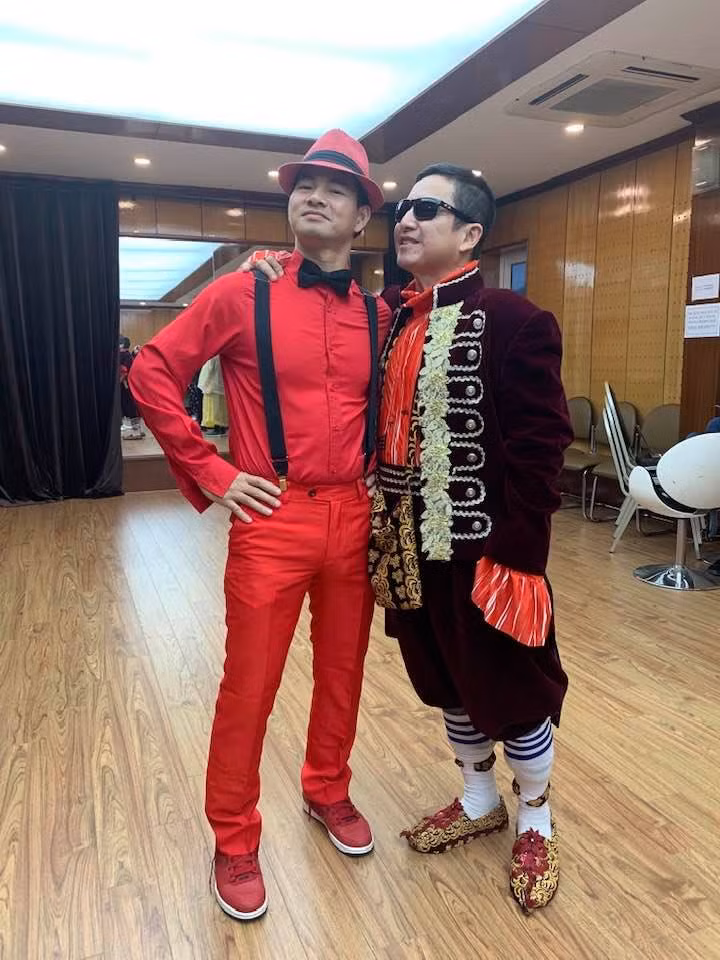 Trang phục của dàn nghệ sĩ được thiết kế đa dạng với màu sắc rực rỡ. Trong ảnh là nghệ sĩ Chí Trung và Xuân Bắc.