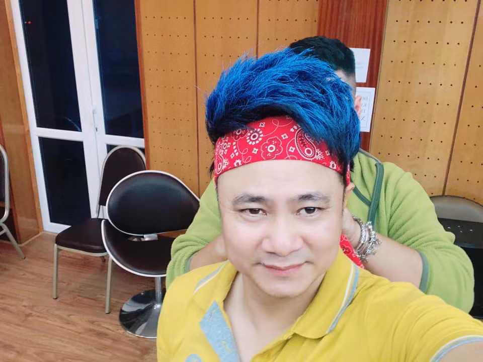 Nghệ sĩ Tự Long khoe ảnh đang hóa trang.