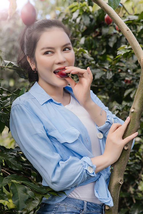 Mỹ nhân gốc Vũng Tàu thoải mái thưởng thức cà chua tại vườn.