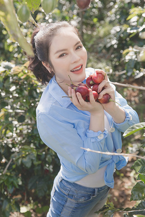 Cô thích tự tay làm mọi việc, từ hái rau, thu hoạch cà chua.