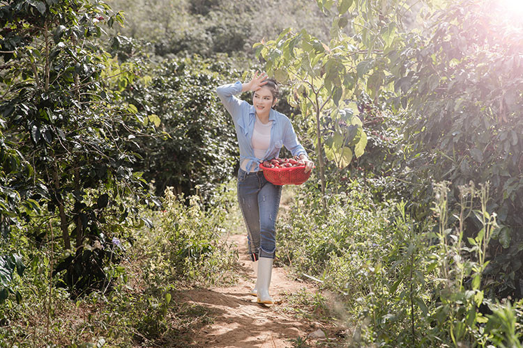 Người đẹp khoe vẻ trẻ trung, rạng ngời giữa khung cảnh thiên nhiên.