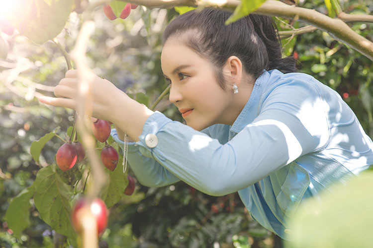 Trong loạt ảnh mới, khác hẳn với dáng vẻ sang trọng, lộng lẫy váy áo như thường thấy, Lý Nhã Kỳ vô cùng giản dị.