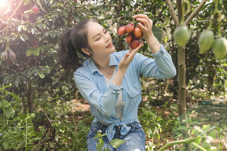 Cô diện quần jeans, áo thun, khoác ngoài là chiếc áo sơ mi.