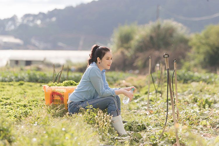 Lý Nhã Kỳ tỏ ra thích thú khi hòa nhập vào cuộc sống bình yên, dân dã ở Đà Lạt.