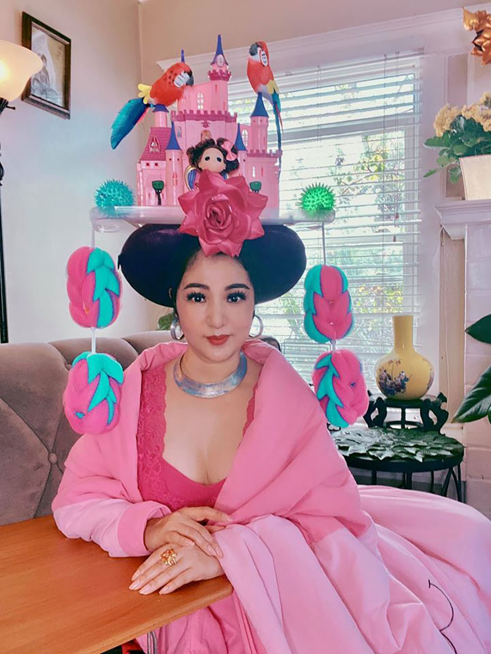 Nghệ sĩ Thúy Nga chia sẻ tạo hình hài hước trong một clip hài ngắn mà cô gửi tặng khán giả.