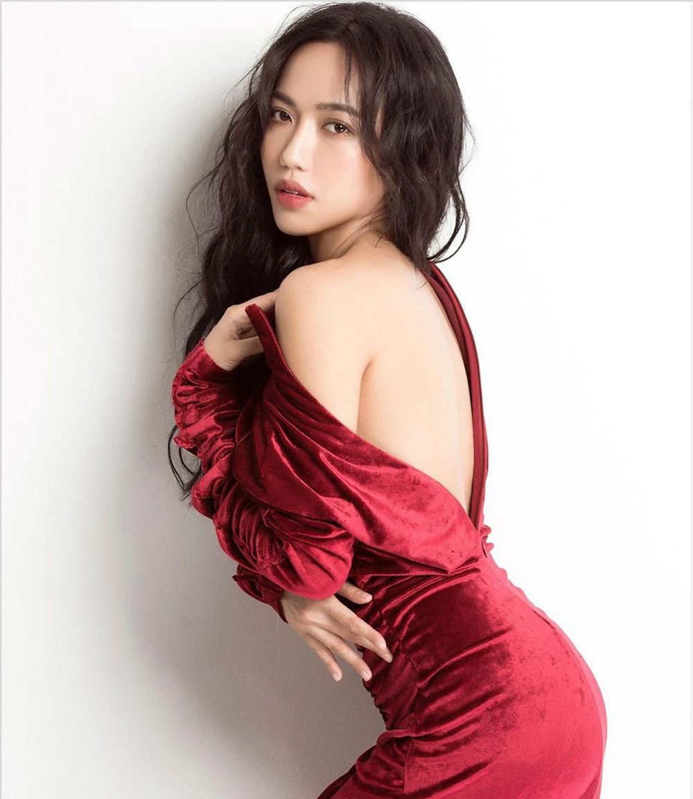 Diệu Nhi diện váy trễ vai, tạo dáng khoe đường cong quyến rũ.