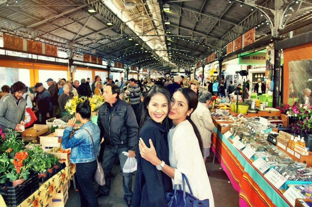 Hà Tăng chúc mừng sinh nhật đàn chị Thân Thúy Hà: “Chúc mừng sinh nhật đại bàng của lòng em. Tấm hình em thích nhất của em và chị, không biết khi nào mình đi tung tăng xa được vậy lần nữa”.