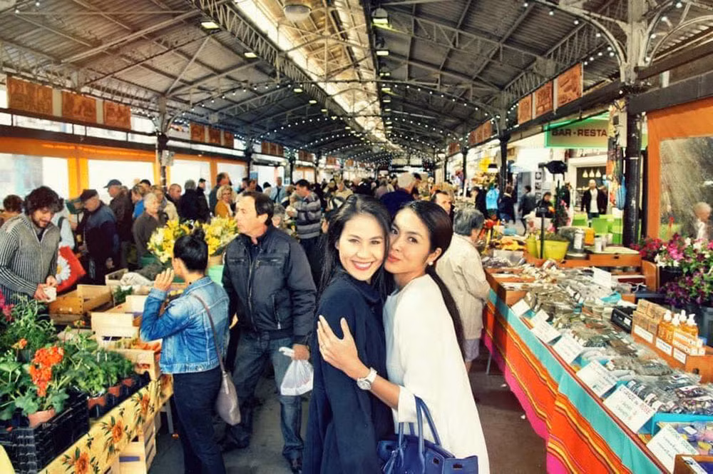 Hà Tăng chúc mừng sinh nhật đàn chị Thân Thúy Hà: “Chúc mừng sinh nhật đại bàng của lòng em. Tấm hình em thích nhất của em và chị, không biết khi nào mình đi tung tăng xa được vậy lần nữa”.