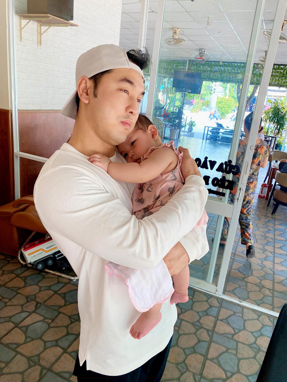 Ưng Hoàng Phúc chia sẻ khoảnh khắc đáng yêu bên con gái út.