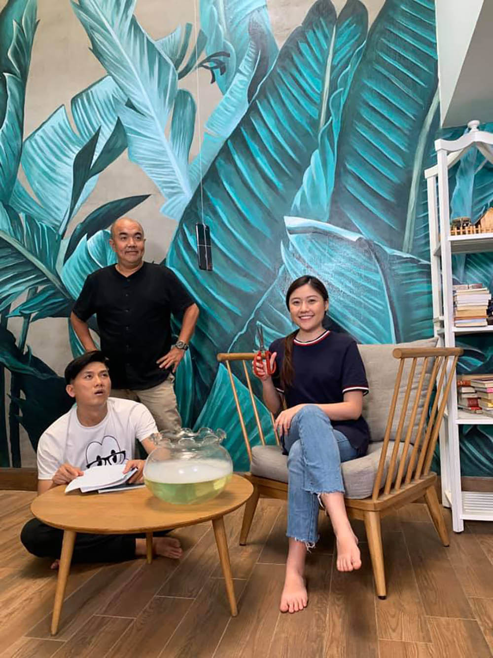 Diễn viên Quốc Thuận chia sẻ ảnh hậu trường bên Quách Ngọc Tuyên và Uyển Ân trong ngày đầu quay lại làm việc: “Sau bao ngày ngưng lặng, nay trở lại công việc, ai cũng đầy hưng phấn”.