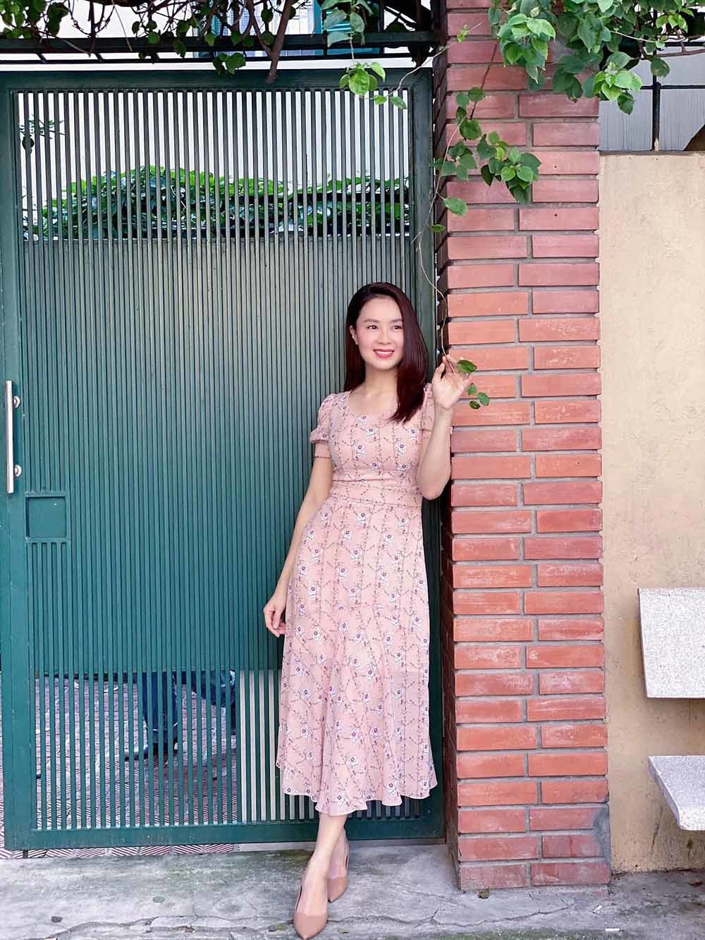 Diễn viên Hồng Diễm thả dáng điệu đà trước cổng nhà quen thuộc của gia đình ông Sơn trong “Những ngày không quên”. Cô và bạn diễn ăn ý Hồng Đăng sẽ tiếp tục tái hợp với nhau với vai trò là diễn viên khách mời trong bộ phim truyền hình đình đám này.