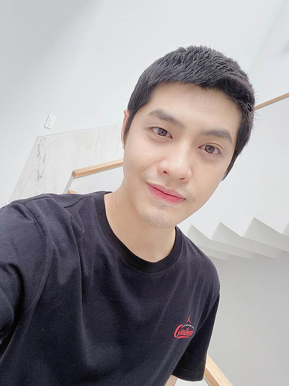 Noo Phước Thịnh bày tỏ tâm trạng về những ngày đầu quay lại với công việc: “Hết cách ly là công việc ập vô mặt lập tức. Nên vui hay buồn? Thôi thì cũng đã hưởng trọn một cái Tết lịch sử rồi, quay lại với công việc và cuộc sống thực tại thôi”.