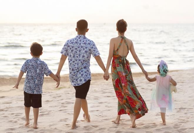 Suốt kỳ nghỉ, Phan Hiển luôn chiều theo mọi yêu cầu chụp ảnh "sống ảo" của vợ. Phan Hiển cũng chăm sóc hai nhóc để vợ có thời gian lưu lại những tấm hình bikini gợi cảm.