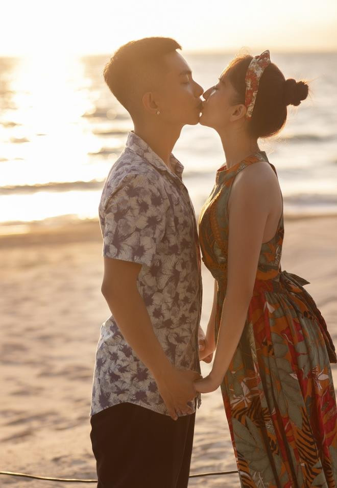 Sau bữa tiệc trà ngọt ngào, Phan Hiển còn cõng Khánh Thi trở về căn villa khi cô kêu đau chân. Nguyên nhân cũng chỉ bởi bà mẹ hai con muốn xinh đẹp, duyên dáng nên đã mix giày cao gót với váy hoa rực rỡ, đi bộ một quãng đường dài. Được ông xã cõng trên lưng, Khánh Thi vừa thích thú vừa trêu đùa rằng “cô rất nặng”, thương ông xã mệt mỏi vì mình.