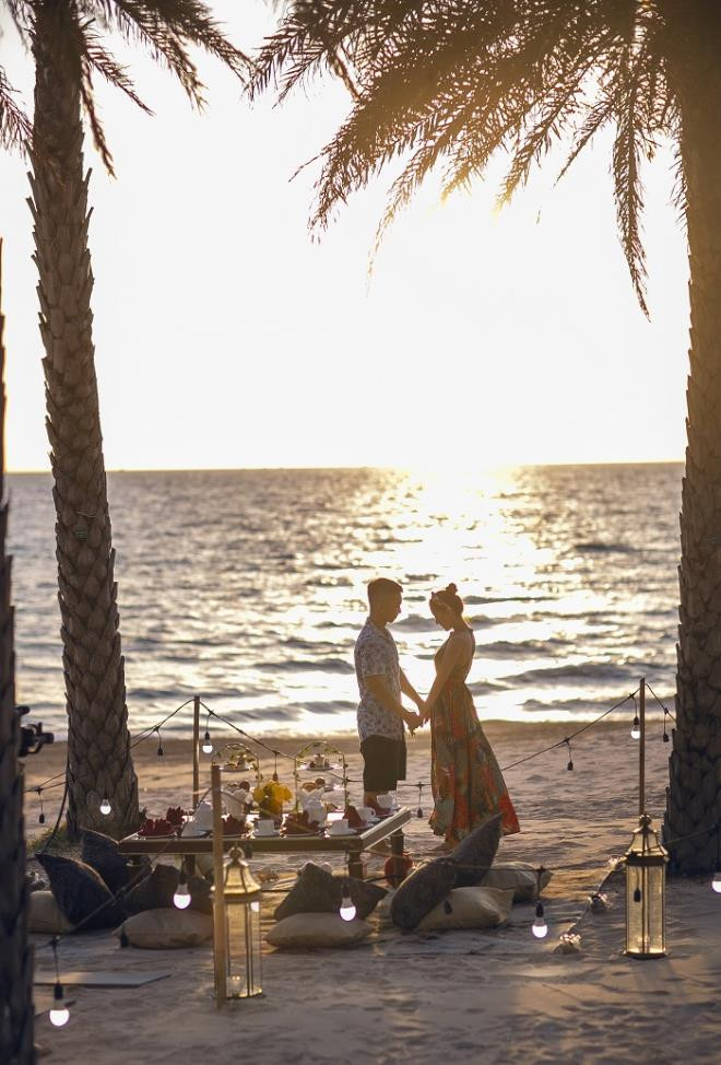 Từ lúc cùng nhau xây dựng tổ ấm, Phan Hiển thường xuyên tặng trang sức đắt giá cho bà xã trong mỗi dịp đặc biệt. Năm ngoái, Khánh Thi từng bật khóc hạnh phúc khi được ông xã tặng đôi bông tai kim cương nhân ngày 8/3 trước sự chứng kiến của đông đảo học trò. Ngày Valentine năm nay, anh làm vợ rơi nước mắt trong bữa tối hẹn hò riêng của hai người.