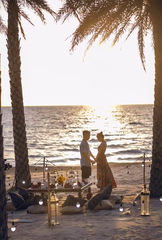 Từ lúc cùng nhau xây dựng tổ ấm, Phan Hiển thường xuyên tặng trang sức đắt giá cho bà xã trong mỗi dịp đặc biệt. Năm ngoái, Khánh Thi từng bật khóc hạnh phúc khi được ông xã tặng đôi bông tai kim cương nhân ngày 8/3 trước sự chứng kiến của đông đảo học trò. Ngày Valentine năm nay, anh làm vợ rơi nước mắt trong bữa tối hẹn hò riêng của hai người.