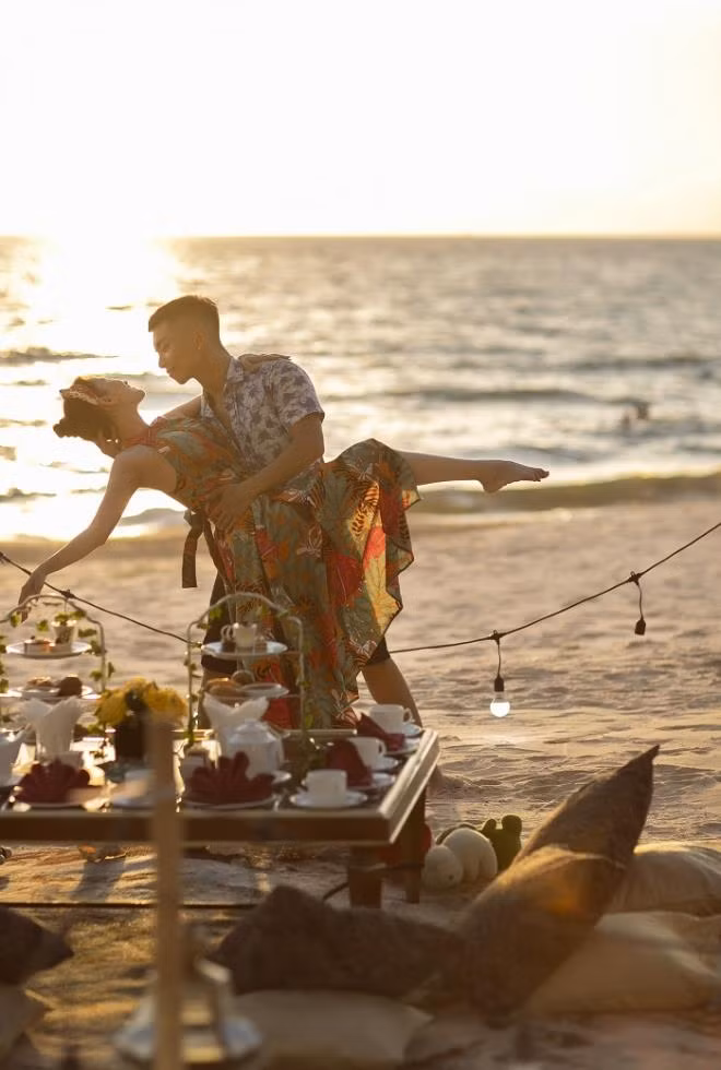 Khi hỏi về điều lãng mạn nhất Phan Hiển từng làm cho mình, kiện tướng dance sport tiết lộ, đó là chiếc nhẫn kim cương trị giá gần 500 triệu đồng. “Cách đây 5 năm, dù không có đủ tiền mà Hiển tích cóp mua tặng tôi chiếc nhẫn đắt đỏ. Hiển tặng nhẫn vì muốn tôi không thua kém người khác khi lên truyền hình làm giám khảo. Thời điểm đó, ông xã mới 22 tuổi, cũng chưa chính thức ngỏ lời cầu hôn nên tôi không thể tin mình đang đeo chiếc nhẫn nửa tỷ đồng”, cô nhớ lại.