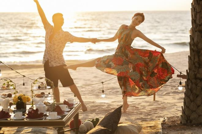 Phan Hiển thổ lộ, bữa tiệc lãng mạn bờ biển lần này giúp anh cảm nhận rõ hơn tình cảm gia đình. “Tôi không phải là người lãng mạn nhưng vì muốn làm Thi vui nên tôi làm tất cả những gì cô ấy muốn".