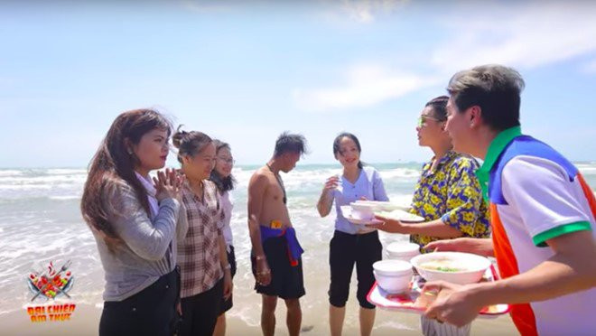 Vì đã quá quen với sự xéo xắt của bạn nên Đàm Vĩnh Hưng chỉ cười trừ. Vũ Hà còn đòi đổi cả nút vàng mà Đàm Vĩnh Hưng sắp nhận khi kênh youtube của anh đạt 1 triệu người theo dõi. Khán giả thường quen với hình ảnh Vũ Hà đi “xin xỏ” quần áo, túi xách của Mr Đàm nhưng lần này ai cũng thấy thú vị, nhiều bình luận để lại rằng không ngờ một ngày Đàm Vĩnh Hưng phải đổi vai, đi xin xỏ bạn thân.