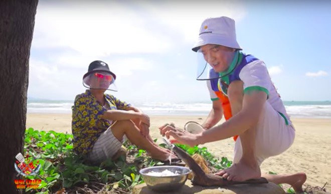 Mr Đàm trêu chọc ngay: “Mày ngu lắm Hà ơi, mày đào 3,4 chỗ nhưng mày không đào được cái gì. Mày ngu lắm!”. Vũ Hà đáp trả: “Tao đào nhiều tao được lên hình nhiều, đâu như mày lên được một lần.” Trước lý luận không giống ai của bạn, Đàm Vĩnh Hưng tiếp tục chì chiết bạn thân “chơi mưu hèn kế mọn”.