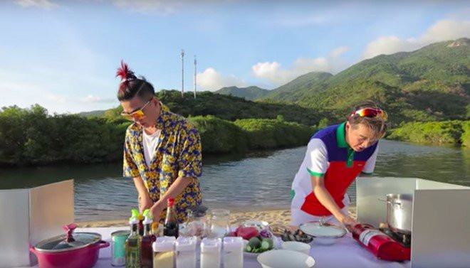 Ngay trong đợt dịch này hai nghệ sĩ cũng chủ động lên đảo vắng để xả hơi kèm theo những đồ bảo hộ như mũ bảo vệ chống virus… Với những diễn biến tiếp theo, dù chưa biết sẽ nấu món gì nhưng hai nghệ sĩ không quan tâm lắm, vẫn tiếp tục những màn “đáp trả” nhau không phải dạng vừa. Khi nhớ lại Vũ Hà có “chiếc túi thần kỳ” muốn gì cũng có trong tập trước, Đàm Vĩnh Hưng bắt đầu “mè nheo” xin xỏ: “Mày hãy giúp tao như ngày xưa, như ngày đầu tiên đi hát ấy. Hà ơi, giúp tao đi, tao khổ lắm Hà à. Mày không cho thì tao thua đấy”. Vũ Hà ngay lập tức châm biếm: “Thôi đi mày ơi, mày đừng có leo nheo như thời hai mấy năm về trước. Lúc đó tao nhìn mày còn muốn liêu xiêu chứ giờ thì không. Ông hoàng nhạc Việt bây giờ đi xin cứ như ăn mày”.