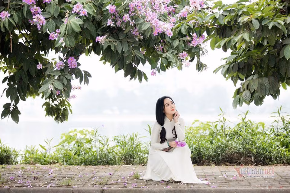 Chào hè 2020, BTV Hoài Anh cùng ê kíp của mình vừa thực hiện bộ ảnh với áo dài bên hoa bằng lăng.