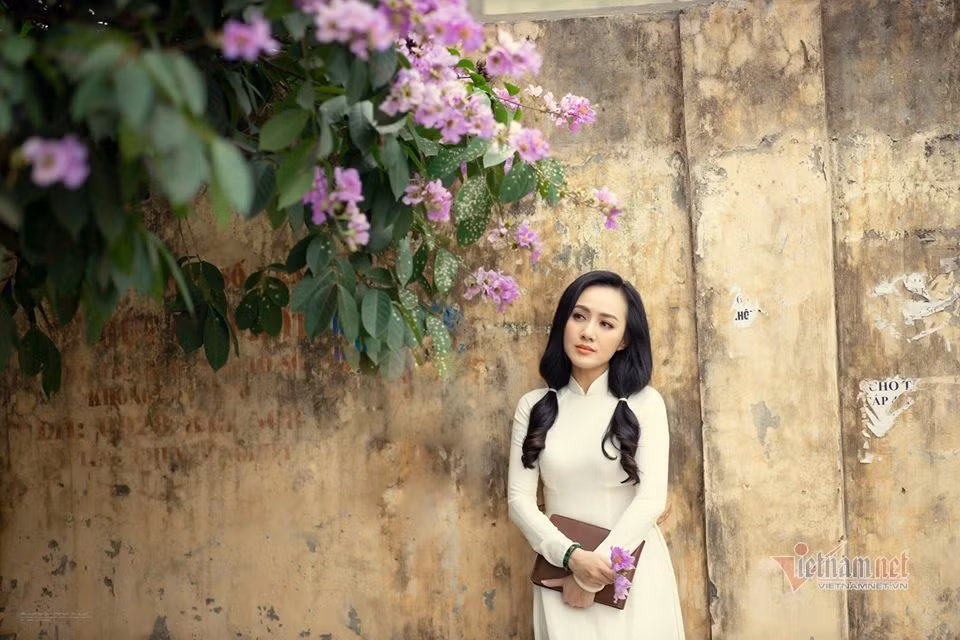 Đây là cách giúp cô luôn giữ được sự mới mẻ, thú vị cho hình ảnh của bản thân, đồng thời vẫn bảo toàn nét thanh lịch, trang trọng cần có khi lên sóng bản tin quốc gia.