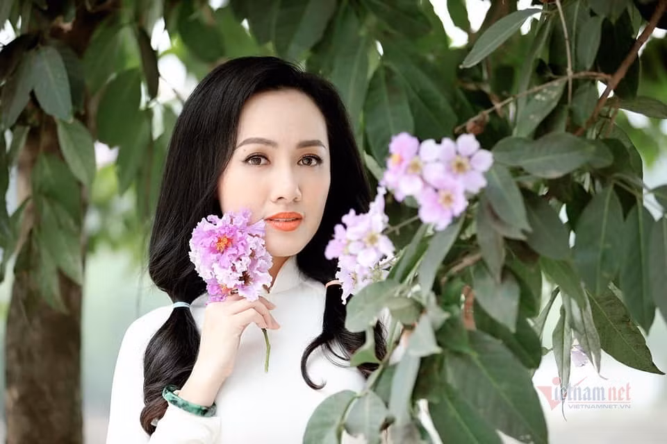 Mỗi lần lên sóng, nữ BTV đều khéo léo lựa chọn những mẫu áo dài mang màu sắc nổi bật, hoạ tiết vừa đủ độc đáo để tạo sự cuốn hút cho phong cách.