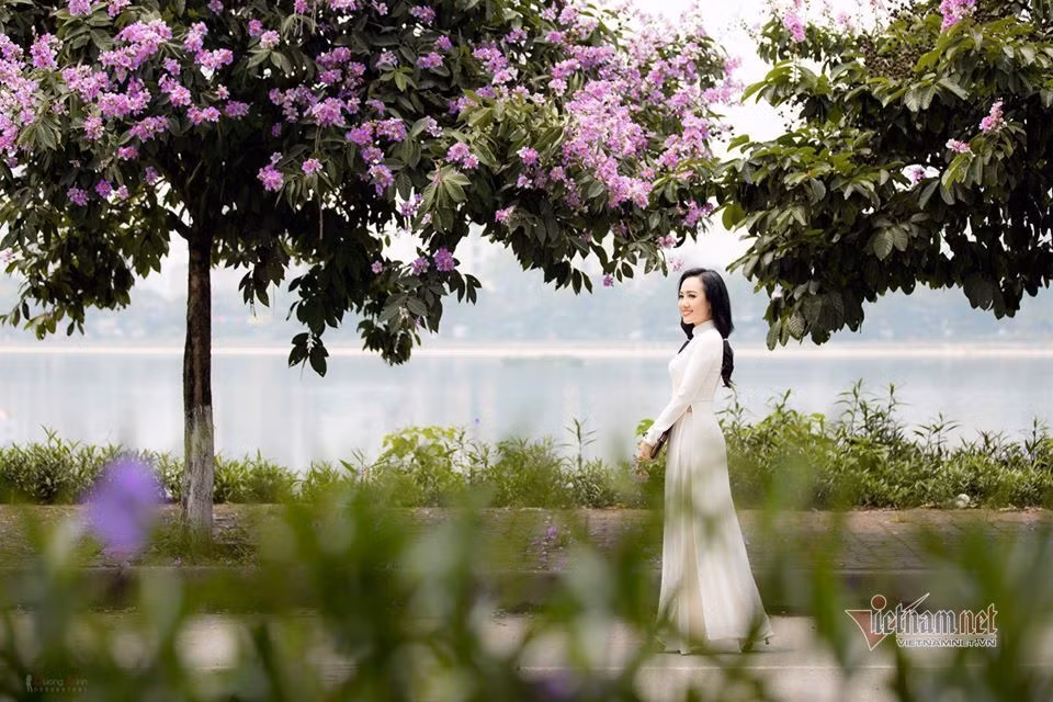 BTV Hoai Anh dien ao dai trang tre xinh nhu 