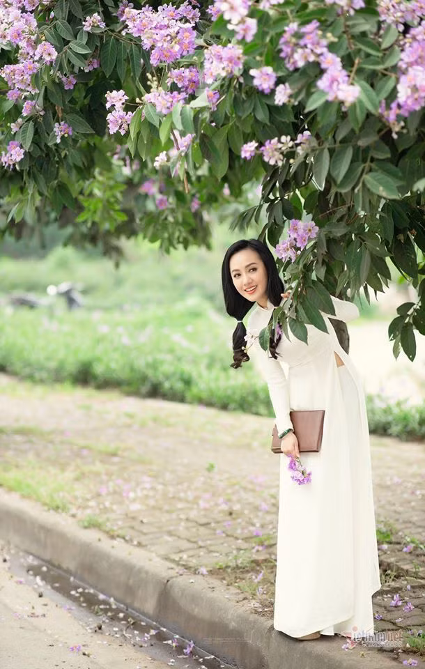 Vì đảm nhận vai trò dẫn chương trình đặc biệt như Thời sự nên trang phục của BTV Hoài Anh cũng có những yêu cầu về sự chỉn chu, nghiêm túc.