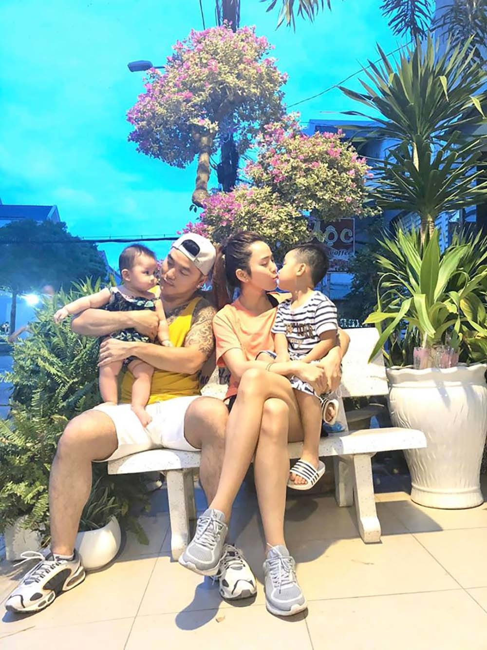 Vợ chồng Ưng Hoàng Phúc chia sẻ ảnh chụp gia đình đồng thời khoe dàn hoa giấy mà nam ca sĩ mới trồng. Bà xã của giọng ca “Thà rằng như thế” cho biết trong ảnh vắng mặt con trai lớn vì cậu bé đã về quê ngoại từ khi nghỉ dịch.