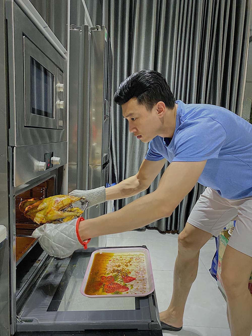 Quốc Trường khoe ảnh vào bếp và không quên “thả thính”: “Anh sẽ không ngại vào bếp với người anh thật sự yêu”.