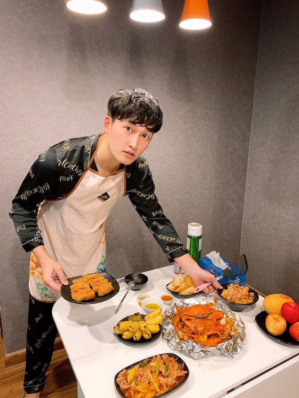 Diễn viên Đình Tú chia sẻ bữa tối thịnh soạn tại nhà.