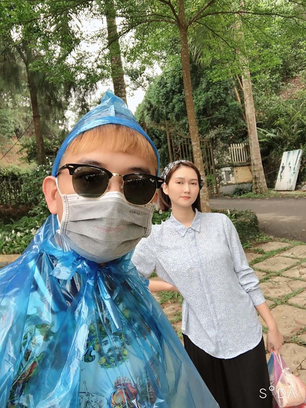 Diễn viên Việt Bắc chia sẻ ảnh hậu trường hài hước cùng Hương Giang trong phim truyền hình “Những ngày không quên”.