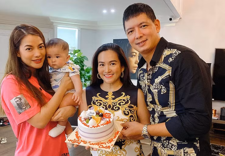 Kết hôn năm 2008, vợ chồng Bình Minh – Anh Thơ đã có 12 năm chung sống. Bình Minh và Anh Thơ vốn không định tổ chức tiệc nhưng Trương Ngọc Ánh đã đứng ra chuẩn bị bữa cơm đơn giản và ấm cúng để chúc mừng cặp đôi. Trương Ngọc Ánh là bạn thân và cũng là người đã se duyên cho hai vợ chồng.