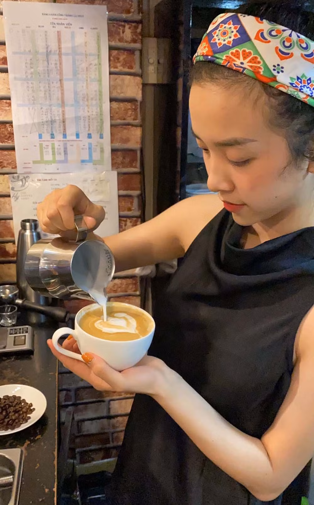 Á hậu Thúy An thể hiện sự đảm đang khi tự tay làm pha chế Cappuccino.