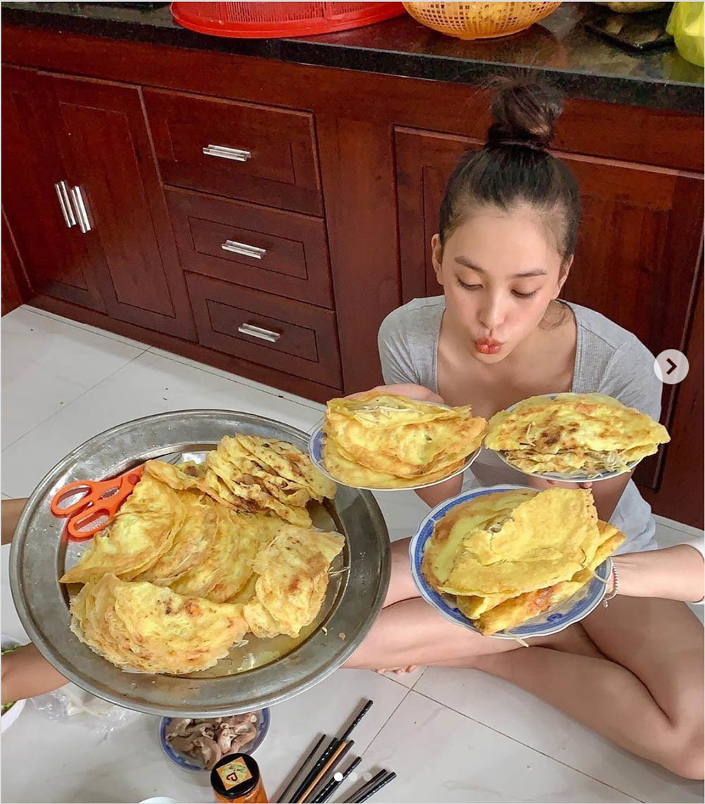 Hoa hậu Tiểu Vy cùng người thân vào bếp làm bánh xèo.