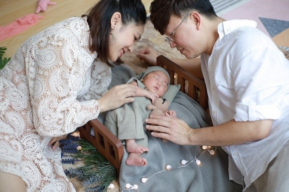 Có thể thấy, nhóc tỳ nhà nam ca sĩ Sỹ Luân rất bụ bẫm, đáng yêu, thừa hưởng nhiều nét đẹp của cả cha và mẹ.