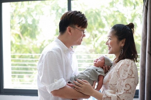 Khoảnh khắc hạnh phúc của Sỹ Luân và bạn gái bên con đầu lòng.