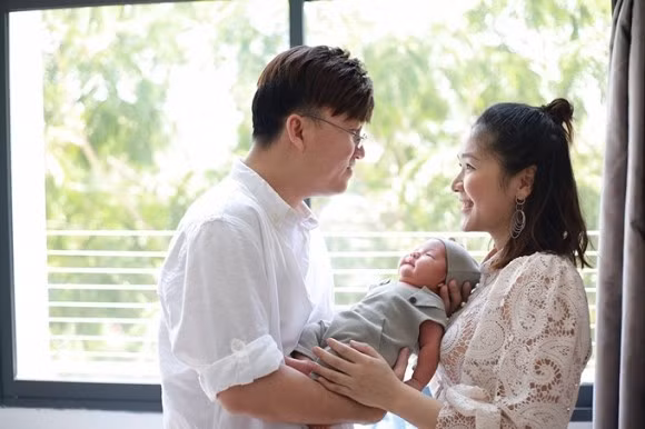 Khoảnh khắc hạnh phúc của Sỹ Luân và bạn gái bên con đầu lòng.