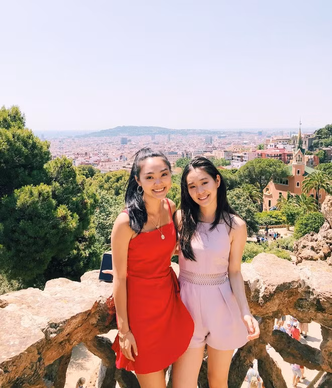 Cả hai con của tài tử Hoắc Nguyên Giáp đều đang sinh sống và học tập ở Mỹ. Jane (trái) hiện là sinh viên của Đại học Harvard, còn Jetta đang theo học ở trường trung học Phillips Academy.