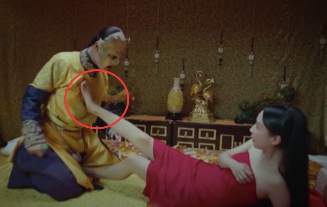 Theo dõi cảnh nóng đầu đời gây "sốt" của Dương Tử, nhiều khán giả khen ngợi tài năng diễn xuất và nhan sắc của người đẹp sinh năm 1992 này. Khi phim "Long Châu truyền kỳ” khép lại, Dương Tử - Tần Tuấn Kiệt chính thức công khai hẹn hò. Nhiều người cho rằng mối quan hệ của cặp đôi xuất phát từ việc đóng cảnh nóng ăn ý khiến Dương Tử và bạn diễn nam nảy sinh tình cảm. Trong ảnh, Dương Tử không ngại đạp thẳng người bạn trai khi anh chàng có ý định cưỡng hôn mình.