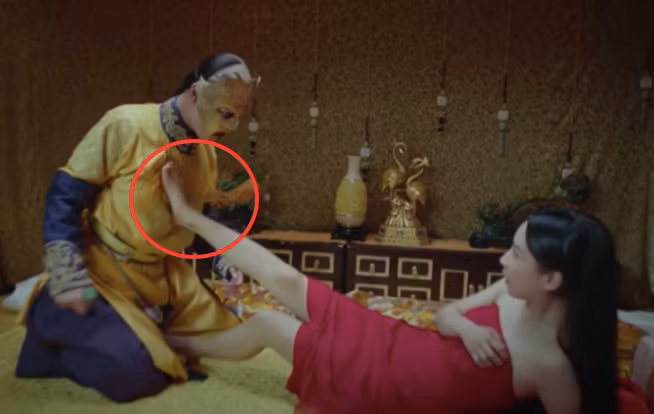 Theo dõi cảnh nóng đầu đời gây "sốt" của Dương Tử, nhiều khán giả khen ngợi tài năng diễn xuất và nhan sắc của người đẹp sinh năm 1992 này. Khi phim "Long Châu truyền kỳ” khép lại, Dương Tử - Tần Tuấn Kiệt chính thức công khai hẹn hò. Nhiều người cho rằng mối quan hệ của cặp đôi xuất phát từ việc đóng cảnh nóng ăn ý khiến Dương Tử và bạn diễn nam nảy sinh tình cảm. Trong ảnh, Dương Tử không ngại đạp thẳng người bạn trai khi anh chàng có ý định cưỡng hôn mình.