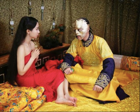 Việc nữ diễn viên quấn quanh cơ thể chiếc khăn gợi cảm kết hợp với hiệu ứng hình ảnh, âm thanh từ ê-kíp sản xuất khiến người xem không khỏi "đỏ mặt". Sau cảnh thị tẩm không thành, vua quyết định cùng Dịch Hoan uống rượu, nói chuyện với nhau.